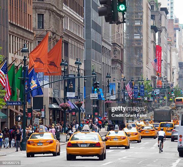 view of busy fifth ave - quinta avenida imagens e fotografias de stock