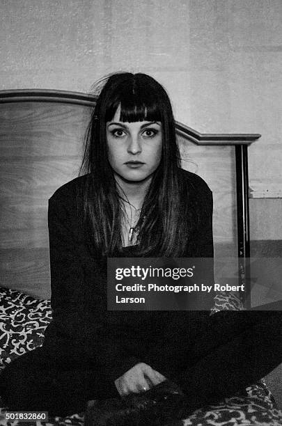 paradise motel - young goth girls photos et images de collection