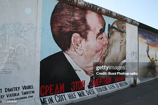 mural painting on the berlin wall, east side gallery, district of friedrichshain, berlin - germany - est foto e immagini stock