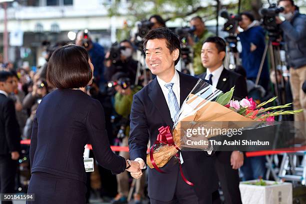 Osaka City Mayor Toru Hashimoto shakes hands with a staff after receiving a flower bunch at the Osaka City Hall on December 18, 2015 in Osaka, Japan.