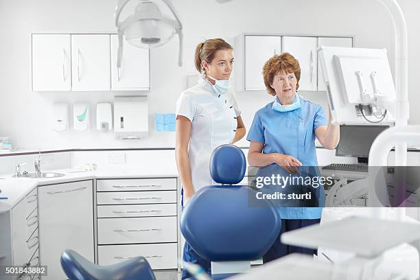 alle weiblichen dental team - sprechstundenhilfe stock-fotos und bilder