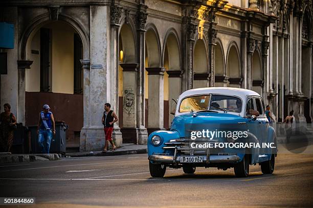 sharing a ride in havana - havana door stock pictures, royalty-free photos & images