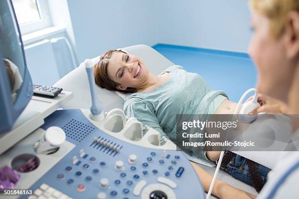 pregnant woman having an ultrasound - prophylaxie stock pictures, royalty-free photos & images