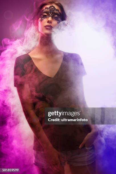 enmascarado belleza - mujer seductora fotografías e imágenes de stock