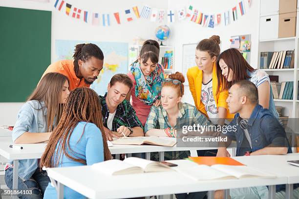 étudiants dans une salle de classe. - lettering photos et images de collection