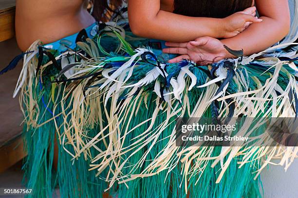 young cook island dancers in traditional costume - polynesia stock pictures, royalty-free photos & images