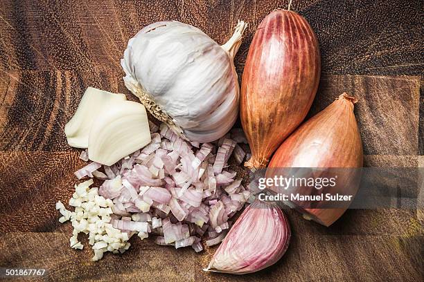 ingredients for making green curry paste - onion, garlic - zwiebel stock-fotos und bilder