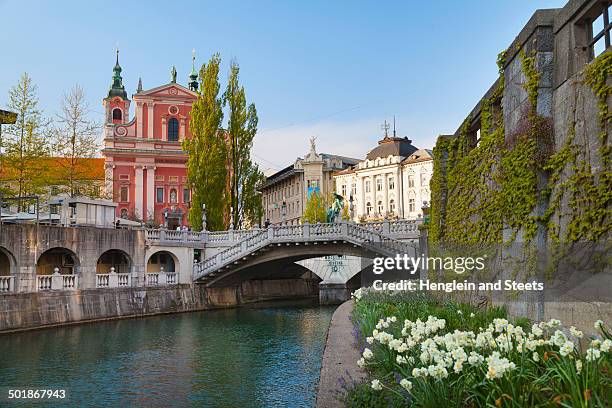 ljubljana city center, lublijanaka river, tromostovje bridge and franciscan church of the annunciation, slovenia - laibach stock-fotos und bilder