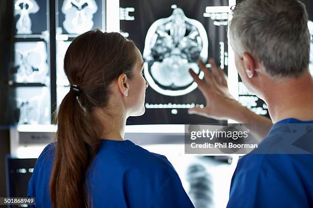 radiologists looking at brain scans - radiologist 個照片及圖片檔