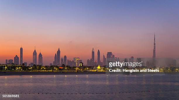 downtown dubai, jumeirah beach at sunset, united arab emirates - dubai jumeirah beach stockfoto's en -beelden