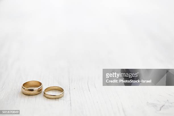 still life of his and hers wedding rings - eheringe stock-fotos und bilder