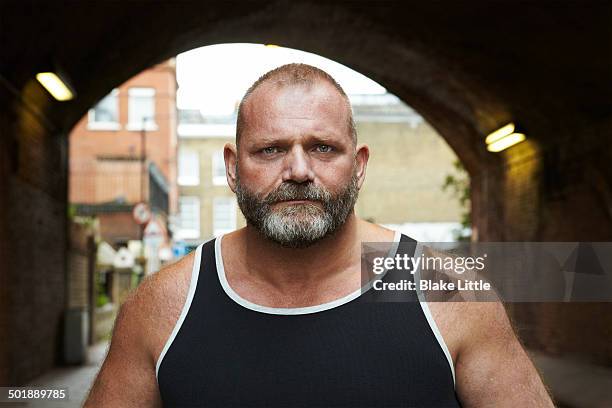 bearded man in london tunnel - macho photos et images de collection