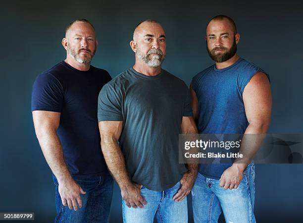 three men standing - man stoer stockfoto's en -beelden