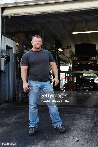 man at auto mechanics shop - machismo imagens e fotografias de stock