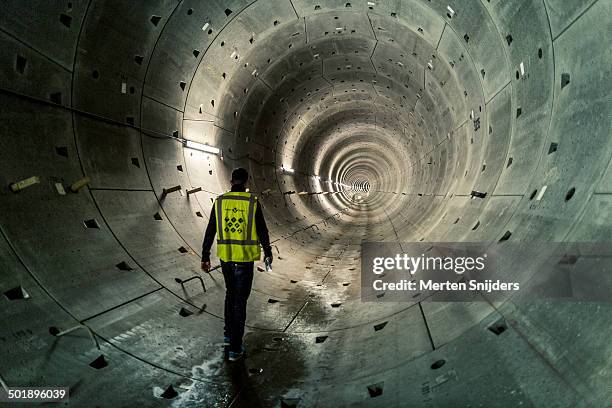 supervisor walking through subway tube - metro transporte - fotografias e filmes do acervo