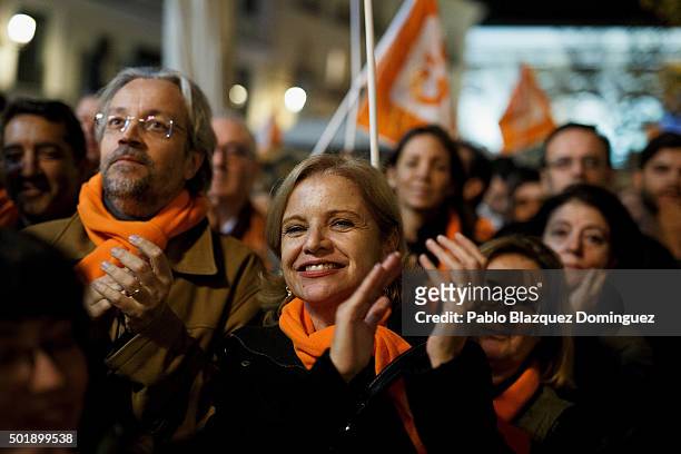 Supporters of Ciudadanos party leader Albert Rivera applaud during the final electoral campaign rally at Plaza de Santa Ana on December 18, 2015 in...