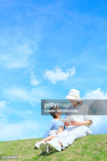 mum and son on a hill, japan - 2 5 months 個照片及圖片檔