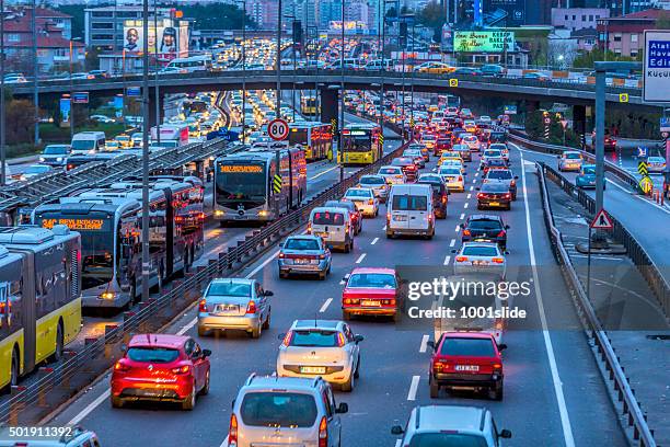 verkehr chaos hintergrund bei nacht - autoverkehr stock-fotos und bilder