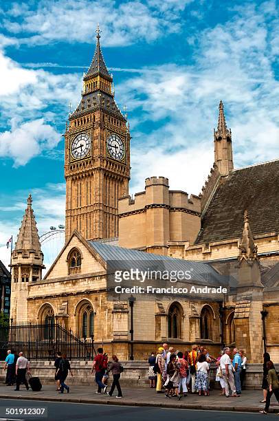 Cut scene with the building of the parliament and Big Ben in London, England. Cena com recorte do edifício do parlamento e do Big Ben em Londres,...