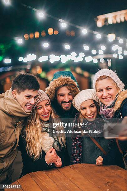 selfie während weihnachtsmarkt - christkindlmarkt stock-fotos und bilder