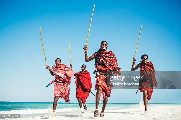 マサイ族の人々が beach.jpg - アフリカ 原住民 ストックフォトと画像
