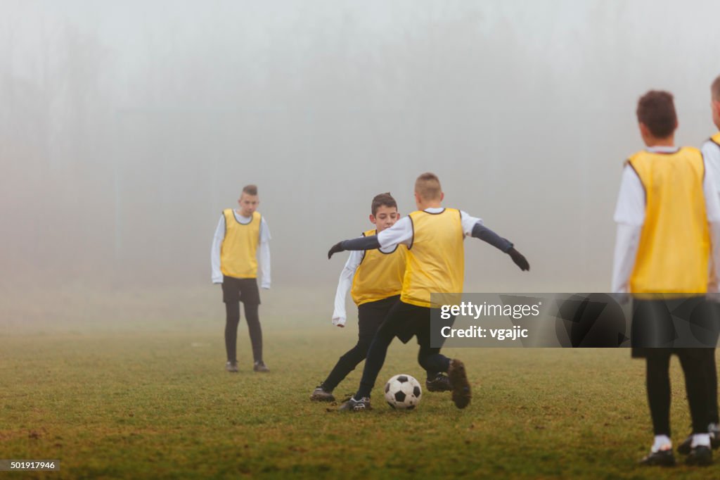 Kinder geübt Dribbeln im Fußball-Training.