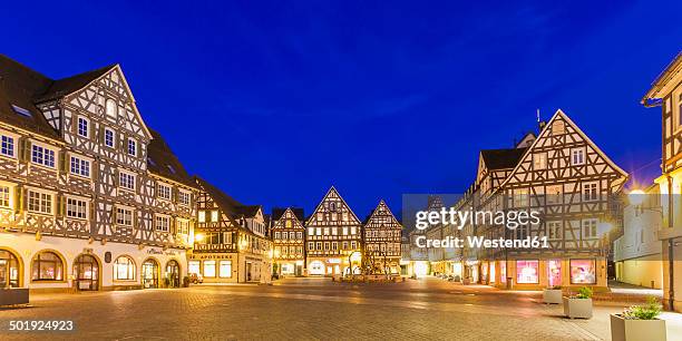 germany, baden-wuerttemberg, schorndorf, market square, half-timbered houses and fountain - fachwerk stock-fotos und bilder