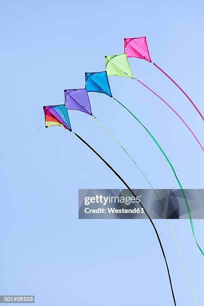 germany, hamburg, colourful kites, blue sky - deltaplane photos et images de collection