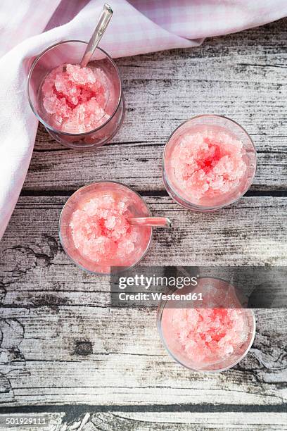 four glasses of rhubarb granita on wooden ground, view from above - sorbet 個照片及圖片檔
