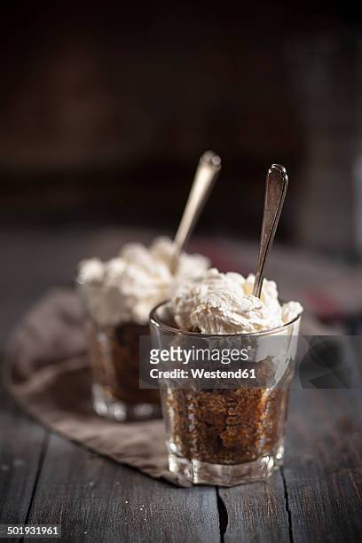 two glasses of granita al caffe with cream on dark wood - sorbet 個照片及圖片檔