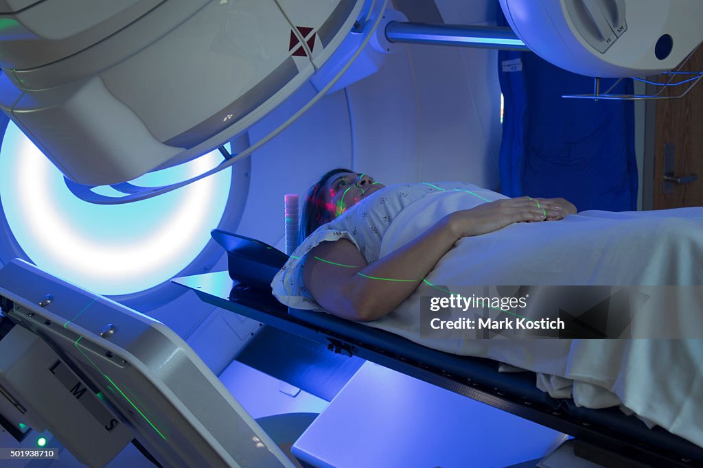 Mujer asiática que recibían radioterapia tratamientos para el cáncer