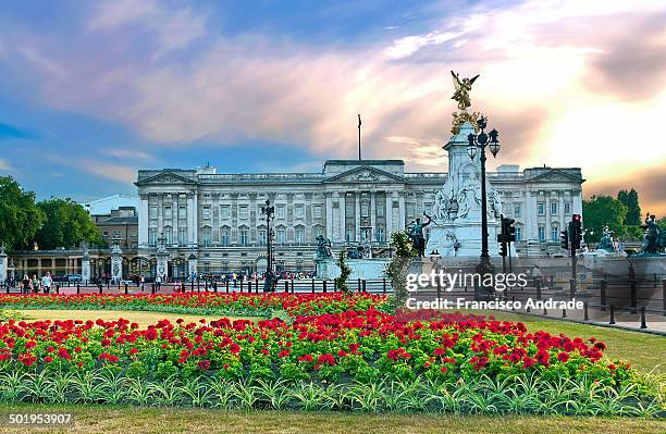 View of the gardens of Buckingham Palace in the summer, London England. Ista dos jardins do Palácio de Buckingham no verão, London Inglaterra.