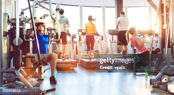Grupo de personas, ejercicio en el gimnasio. Grupo de personas, ejercicio en el gimnasio.
