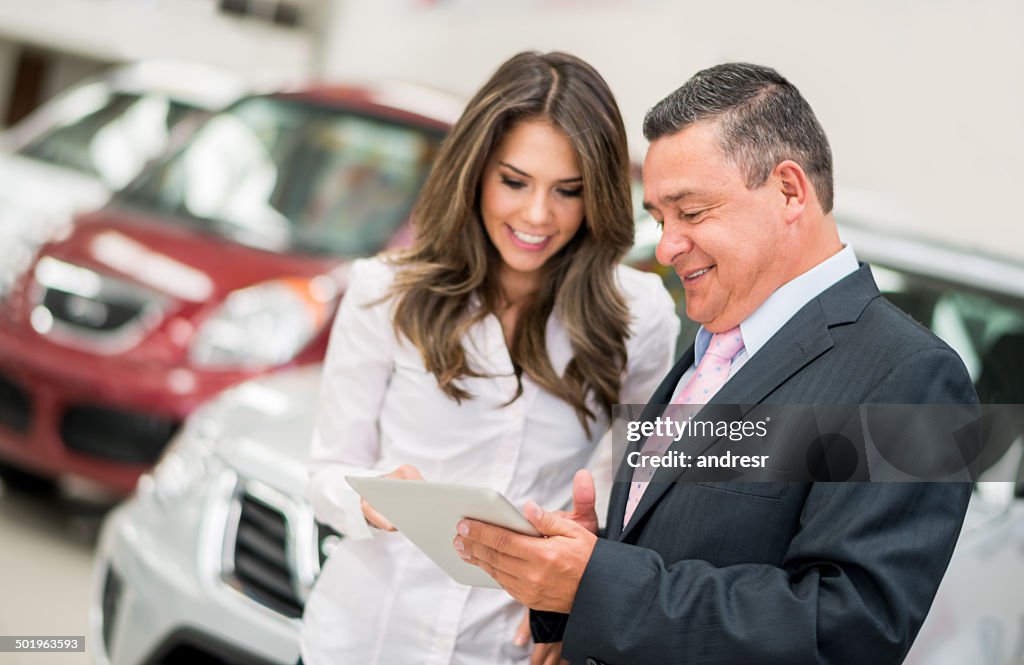 Mujer comprando un coche