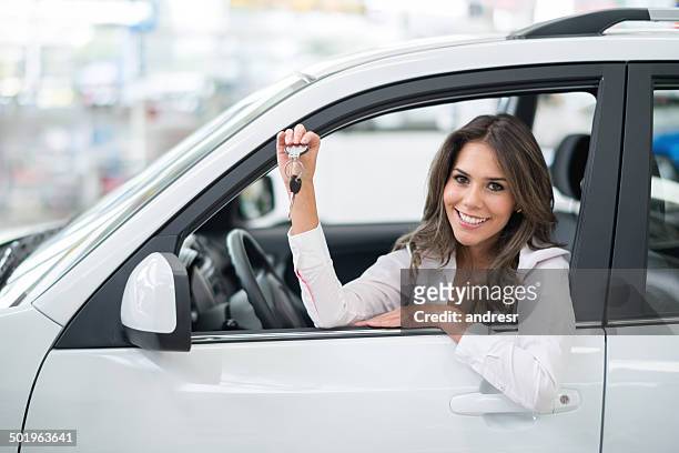 mujer comprando un coche - comprar coche fotografías e imágenes de stock
