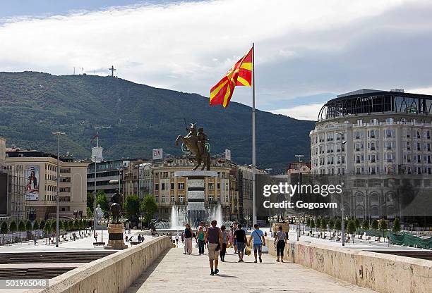 pessoas em skopje quadrado - skopje imagens e fotografias de stock