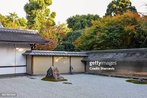 famous rock garden in the ryoan-ji temple in kyoto, japan - rock garden stockfoto's en -beelden