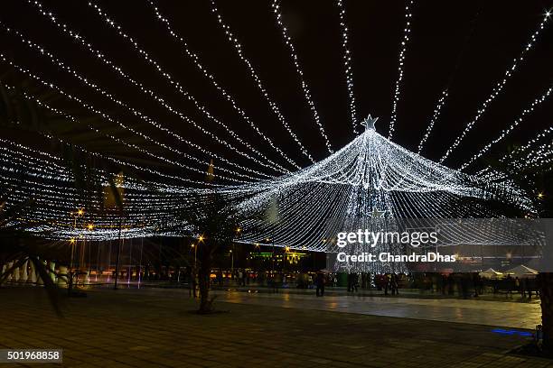 bogotá colombia - christmas lights at gran estación shopping center - estación stockfoto's en -beelden