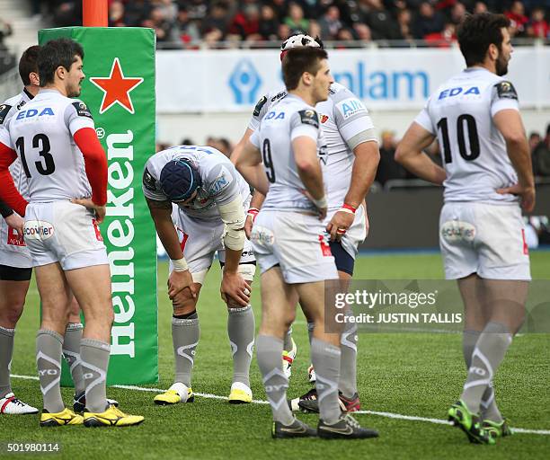 Oyonnax's players reacts to another Saracens try during the European Rugby Champions Cup rugby union match between Saracens and Oyonnax at Allianz...