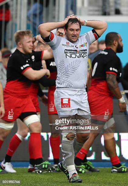 Oyonnax's flanker from South Africa Pedrie Wannenburg reacts as Saracens players celebrate another try during the European Rugby Champions Cup rugby...