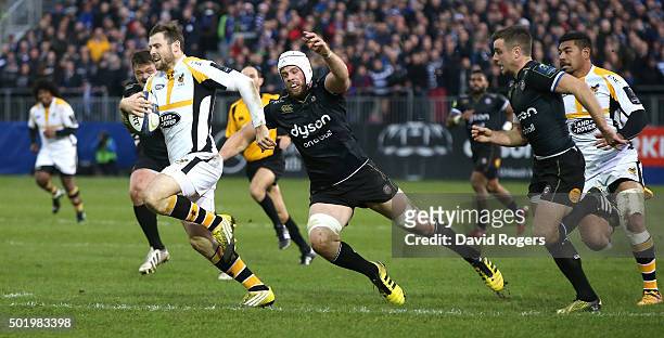 Elliot Daly of Wasps breaks away from Dave Attwood to score a try during the European Rugby Champions Cup match between Bath and Wasps at the...