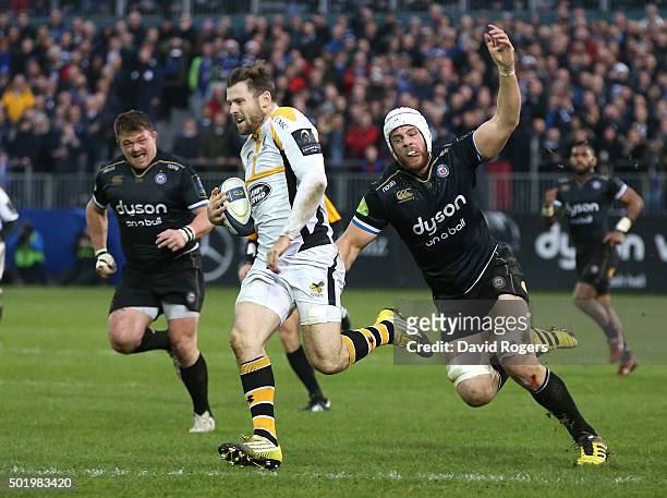 Elliot Daly of Wasps breaks away from Dave Attwood and David Wilson to score a try during the European Rugby Champions Cup match between Bath and...