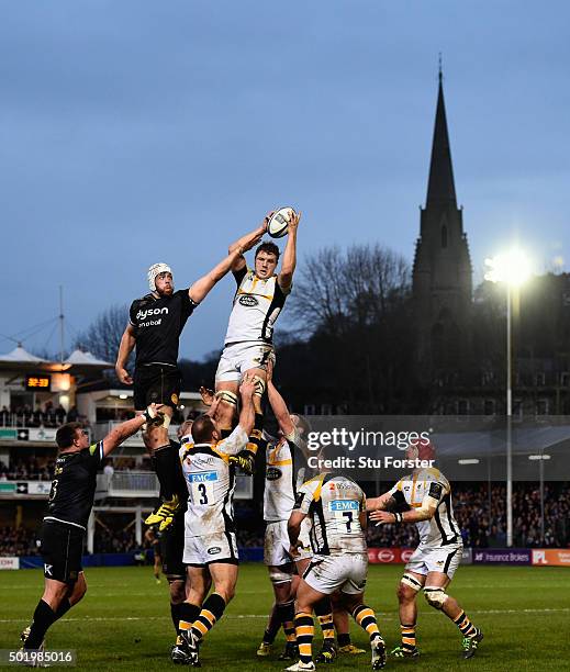 Dave Attwood of Bath is beaten in the lineout by Joe Launchbury of Wasps during the European Rugby Champions Cup match between Bath Rugby and Wasps...