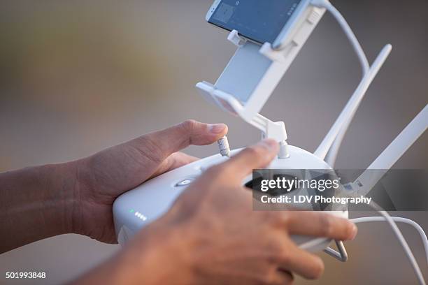 remote control drone operator - command antenna us photos et images de collection