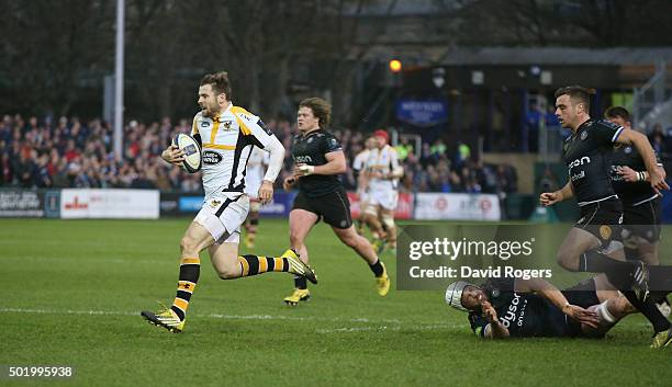 Elliot Daly of Wasps breaks to score a try during the European Rugby Champions Cup match between Bath and Wasps at the Recreation Ground on December...