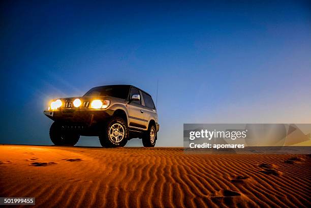 toyota land cruiser prado on desert sand dunes - toyota motor stockfoto's en -beelden