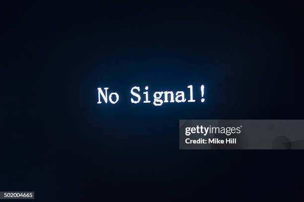 no signal notice on blank television screen - broken tv stock-fotos und bilder