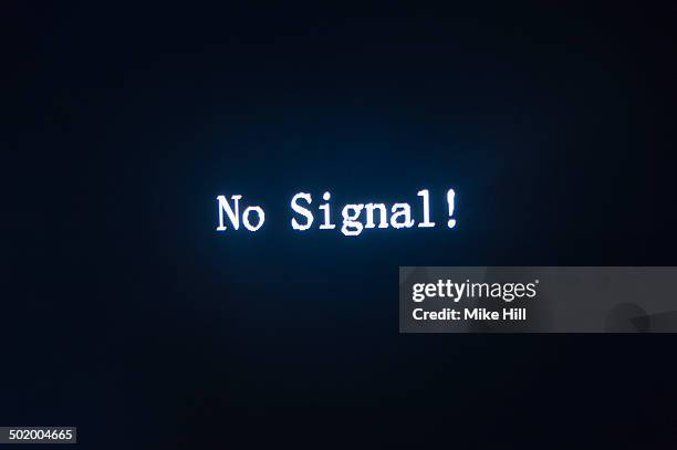no signal notice on blank television screen - broken tv stock pictures, royalty-free photos & images