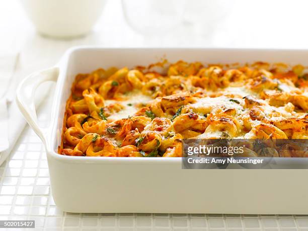 baked tortellini in tomato sauce with cheese. - casserole stock-fotos und bilder