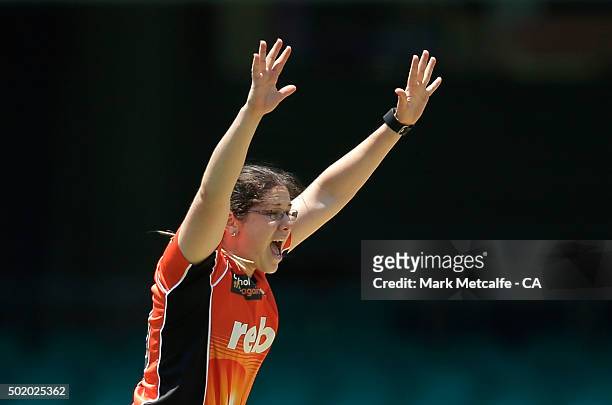 Emma Biss of the Scorchers appeals during the Women's Big Bash League match between the Sydney Sixers and the Perth Scorchers at Sydney Cricket...